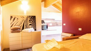 Ein Schlafzimmer mit einem Bett, einer Kommode und einem Wandbild mit Zebra-Streifen.