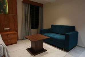 Living area - Lions Den Gir Resort and Adventure Park (Dhari)