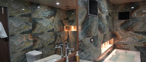 4 BHK Premium Villa | Baño | Amenidades de baño gratuitas, toallas, jabón, shampoo