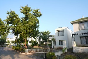 Property grounds - Lions Den Gir Resort and Adventure Park (Dhari)