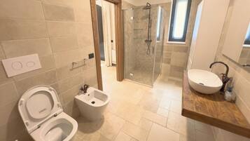 Doccia, asciugacapelli, bidet, asciugamani