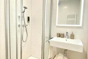 Een douche, een haardroger, zeep