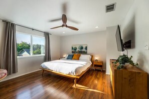 4 bedrooms, desk, iron/ironing board, WiFi - Spacious 4-Bedrooms House with AC Near Domain & Q2, Sleeps 10, Patio + BBQ (Austin)