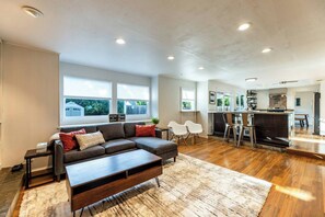 Smart TV, books - Spacious 4-Bedrooms House with AC Near Domain & Q2, Sleeps 10, Patio + BBQ (Austin)