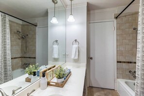 ヘアドライヤー、タオル、石鹸、シャンプー