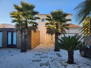 Exterior - Villa "Anja" with Private Pool, Wi-Fi, and Air Conditioning (Agde)