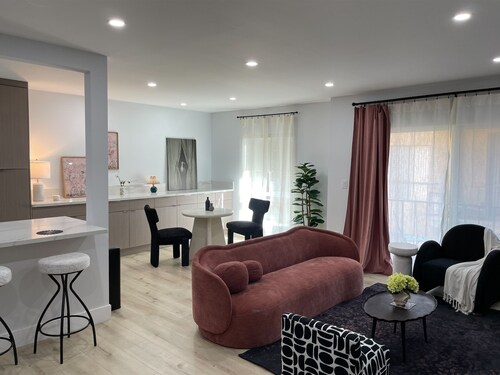 BRAND NEW Hollywood condo, near Runyon Canyon. Free parking