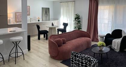 BRAND NEW Hollywood condo, near Runyon Canyon. Free parking
