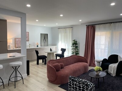 BRAND NEW Hollywood condo, near Runyon Canyon. Free parking