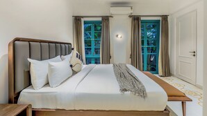 Un dormitorio con cama, cortinas, ventilador de techo y aire acondicionado.