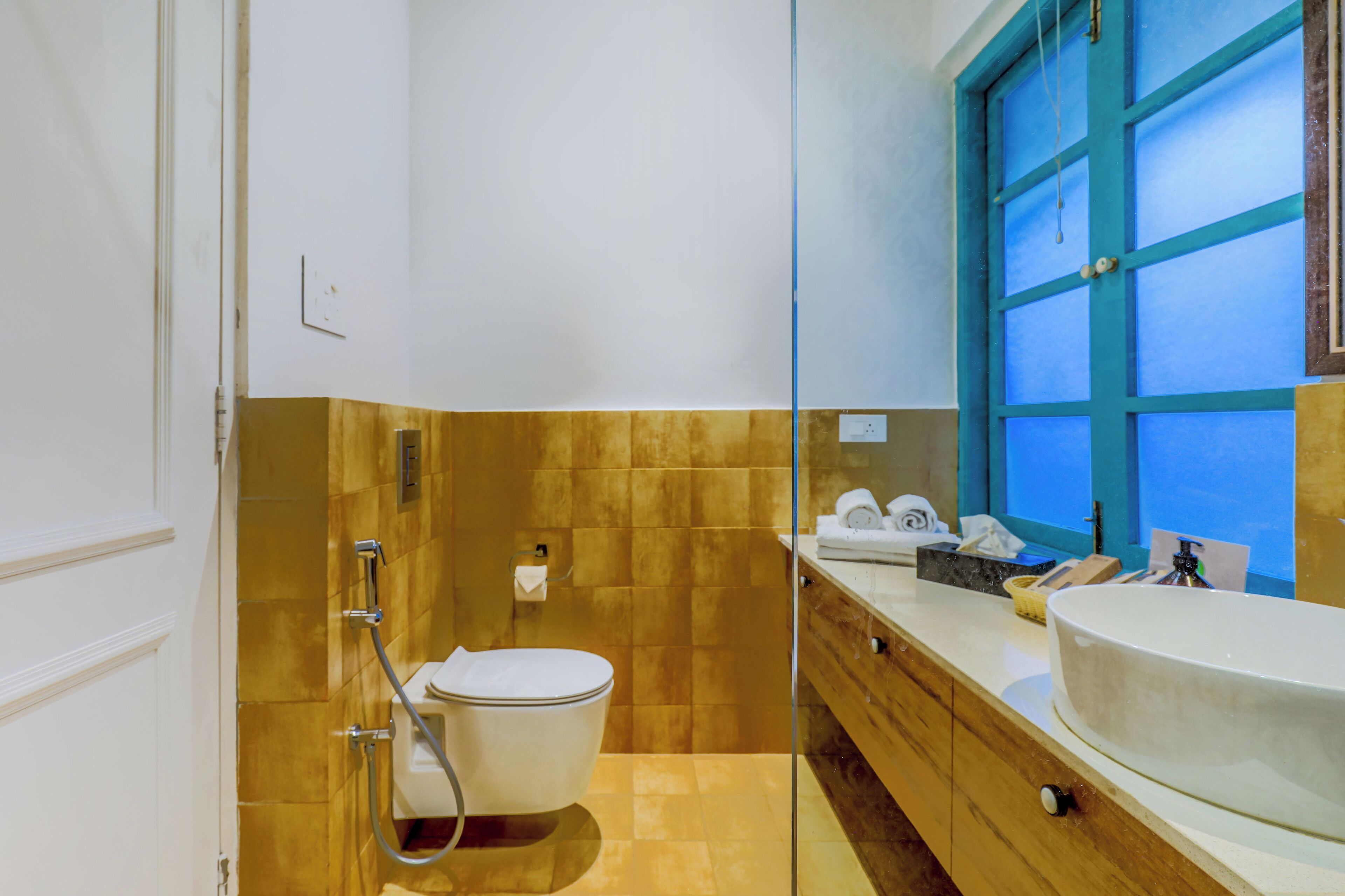 Une salle de bain avec des toilettes, une douche et un lavabo.
