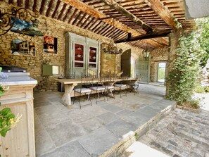 Outdoor dining - La Petite Bastide blanche, near Ménerbes village. Heated pools, air conditioning (MENERBES)