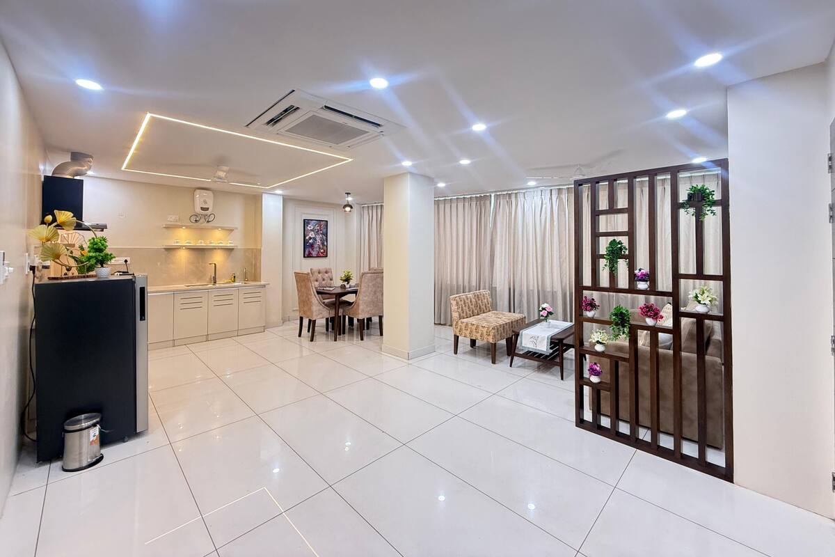 Un appartement moderne comprenant une cuisine, un coin repas et un salon.