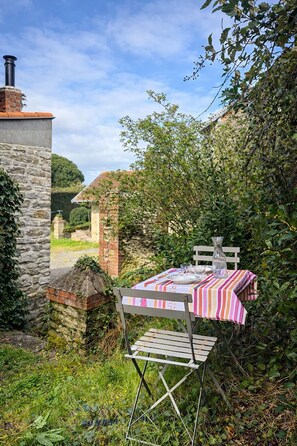 Outdoor dining - Charming house in Pornic - 1 min walk to the sea - Quiet private garden (Pornic)