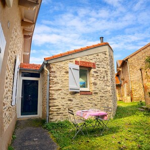 Outdoor dining - Charming house in Pornic - 1 min walk to the sea - Quiet private garden (Pornic)