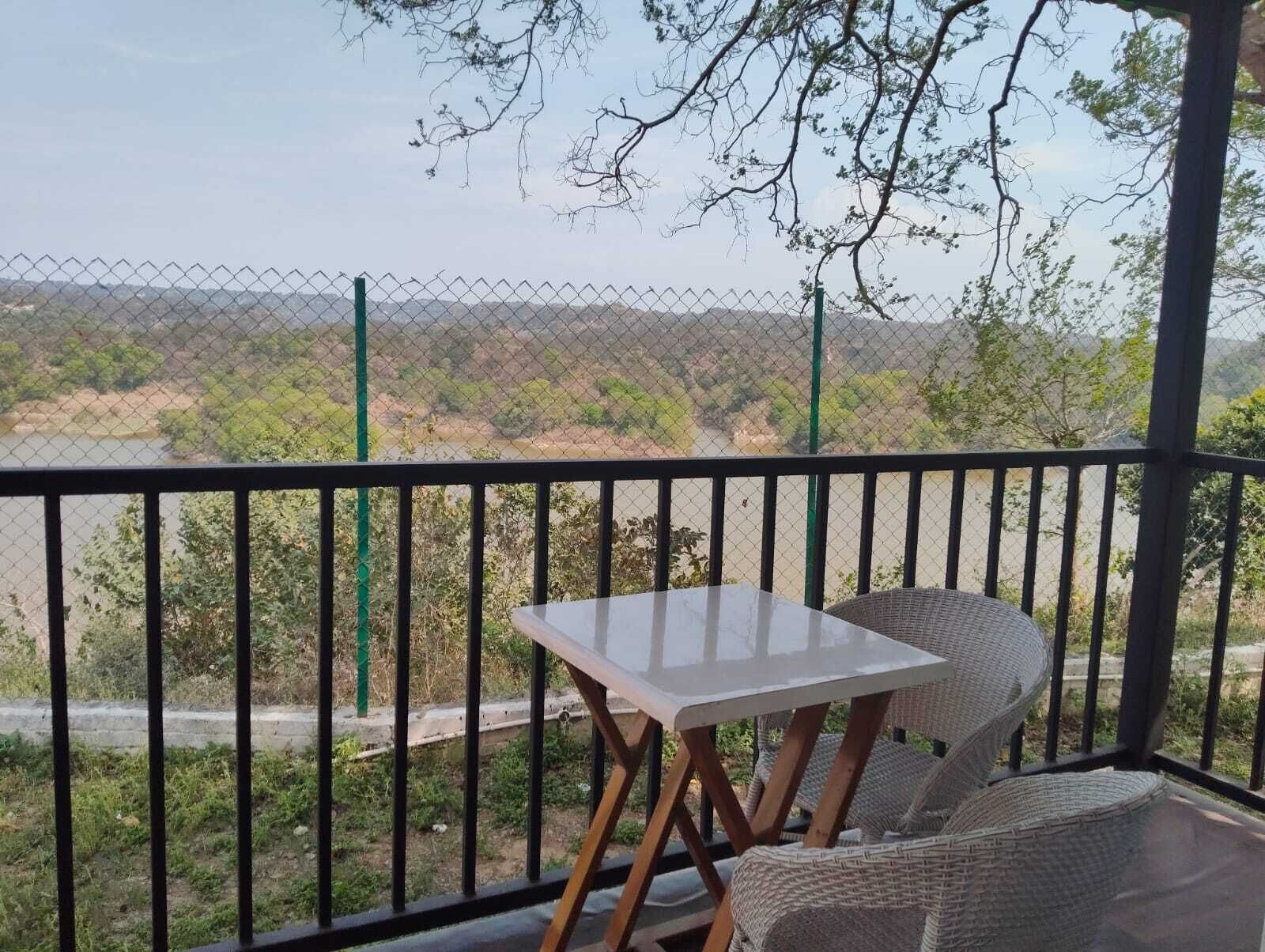 ダブルルーム レイクビュー | 屋外ダイニングエリア