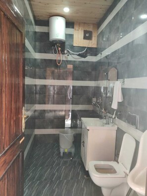 Double Room, Lake View | Bathroom | Slippers, towels, soap, shampoo - Thorn Kitchen &Hideaways (Hoshiarpur)