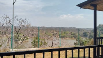 Habitación doble, vistas al lago | Jardines del alojamiento