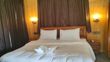 Double Room, Lake View | In-room safe, desk, laptop workspace, blackout curtains