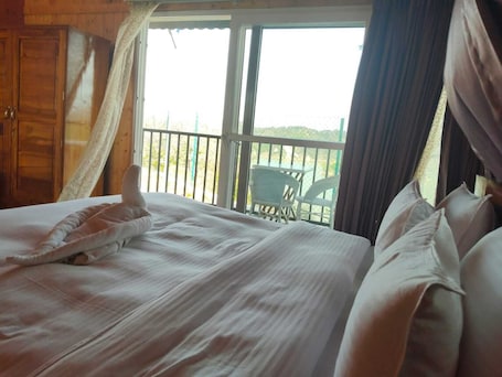 Double Room, Lake View | In-room safe, desk, laptop workspace, blackout drapes. Thorn Kitchen &Hideaways