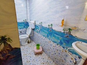 Kolmen hengen huone | Kylpyhuone | Suihku, ilmaiset hygieniatuotteet, pyyhkeet