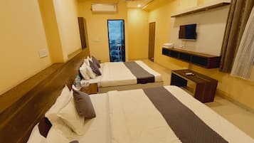 Quarto quádruplo família | Escrivaninha, Wi-Fi de cortesia, roupa de cama