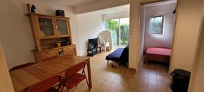 Interior - T2 cabin apartment on garden level with pedestrian access to the beach (Agde)