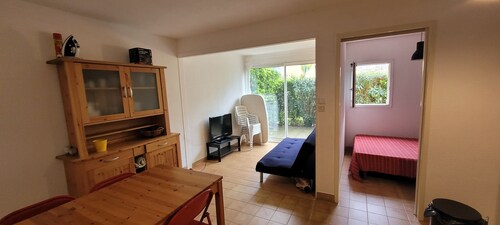T2 cabin apartment on garden level with pedestrian access to the beach