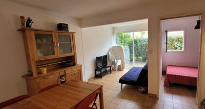 T2 cabin apartment on garden level with pedestrian access to the beach