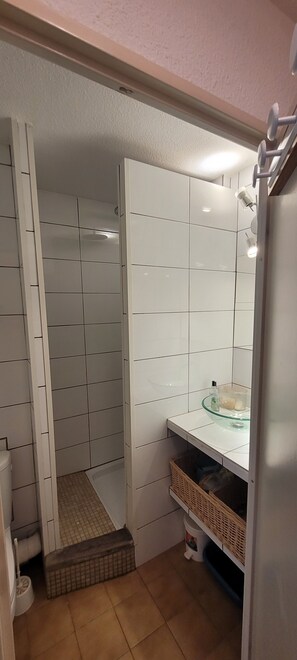 Bathroom - T2 cabin apartment on garden level with pedestrian access to the beach (Agde)