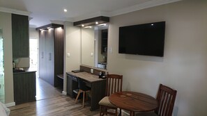 Kamar Twin Mewah, balkon, pemandangan kebun | Interior