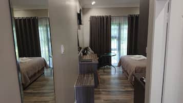 Quarto casal superluxo de uso individual, varanda, vista para o jardim | Frigobar (abastecido com itens grátis), cofres nos quartos