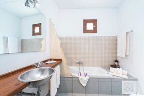 Kamar Double Superior, pemandangan gunung | Kamar mandi