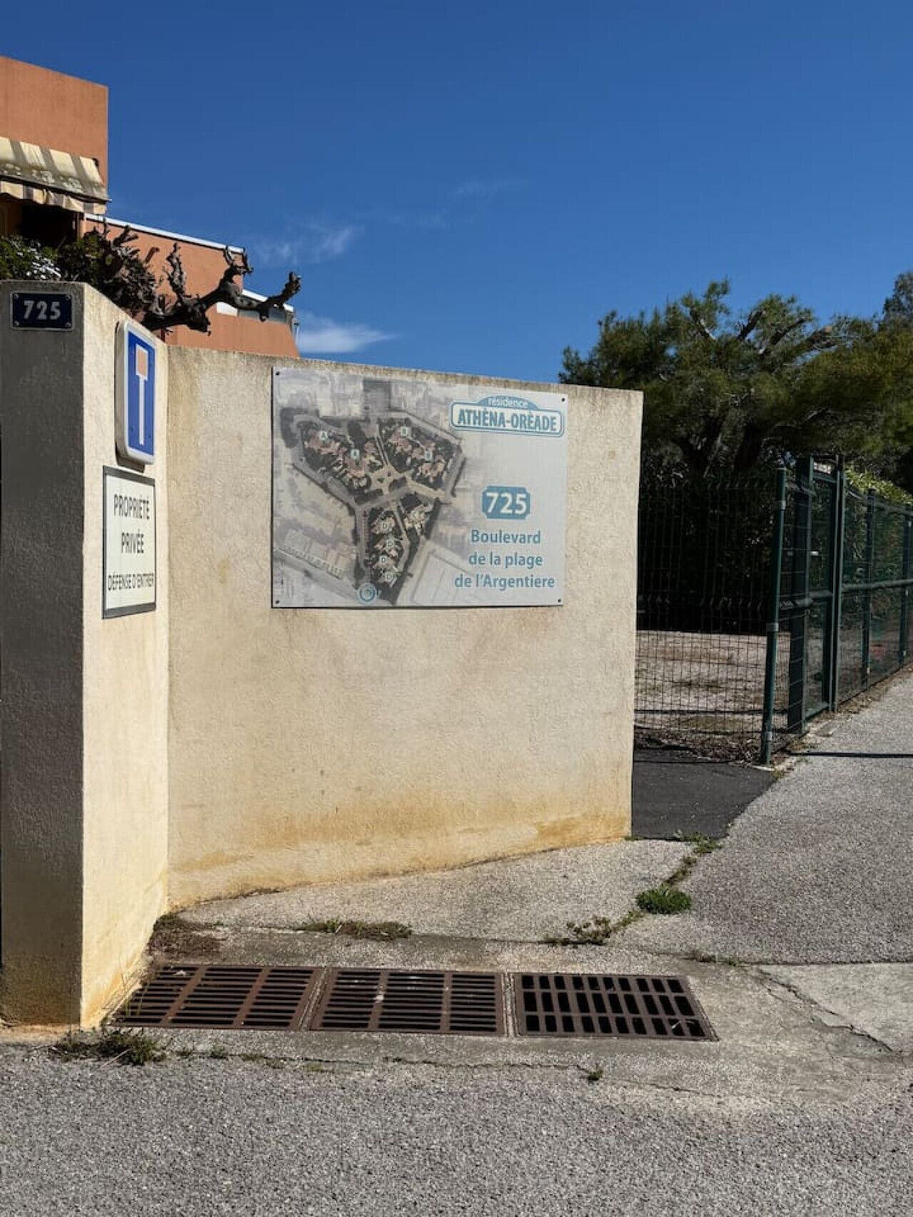 Rakennuksessa on kyltti, jossa lukee »ATHENA-OREADE» ja »725 Boulevard de la plage de l’Argentière».
