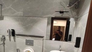 Triple Room | Bilik Mandi | Pancuran mandi, kelengkapan dandanan diri percuma, tuala disediakan 
