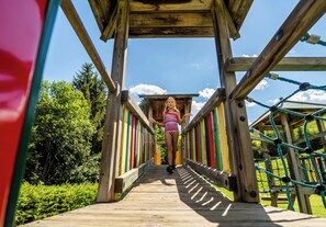 家庭四人房, 陽台, 山景 | 兒童遊樂區