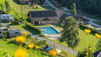 Quarto casal, sacada, vista para a montanha | Fachada