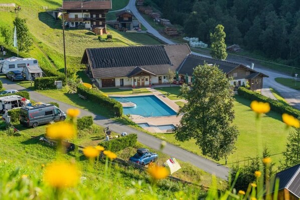 Habitación doble, balcón, vista a la montaña | Exterior