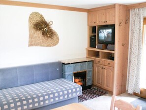 Comfort Studio, Mountain View | Living area | Toys