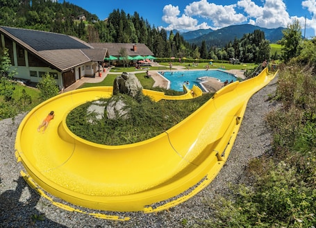 Piscina. Das kleine Berghotel