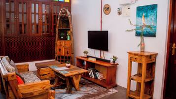 Apartment, 1 Bedroom, Accessible, City View | Living room