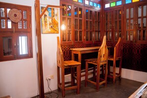 อพาร์ทเมนท์, 1 ห้องนอน, พร้อมสิ่งอำนวยความสะดวกสำหรับผู้พิการ, วิวเมือง | ห้องรับประทานอาหาร