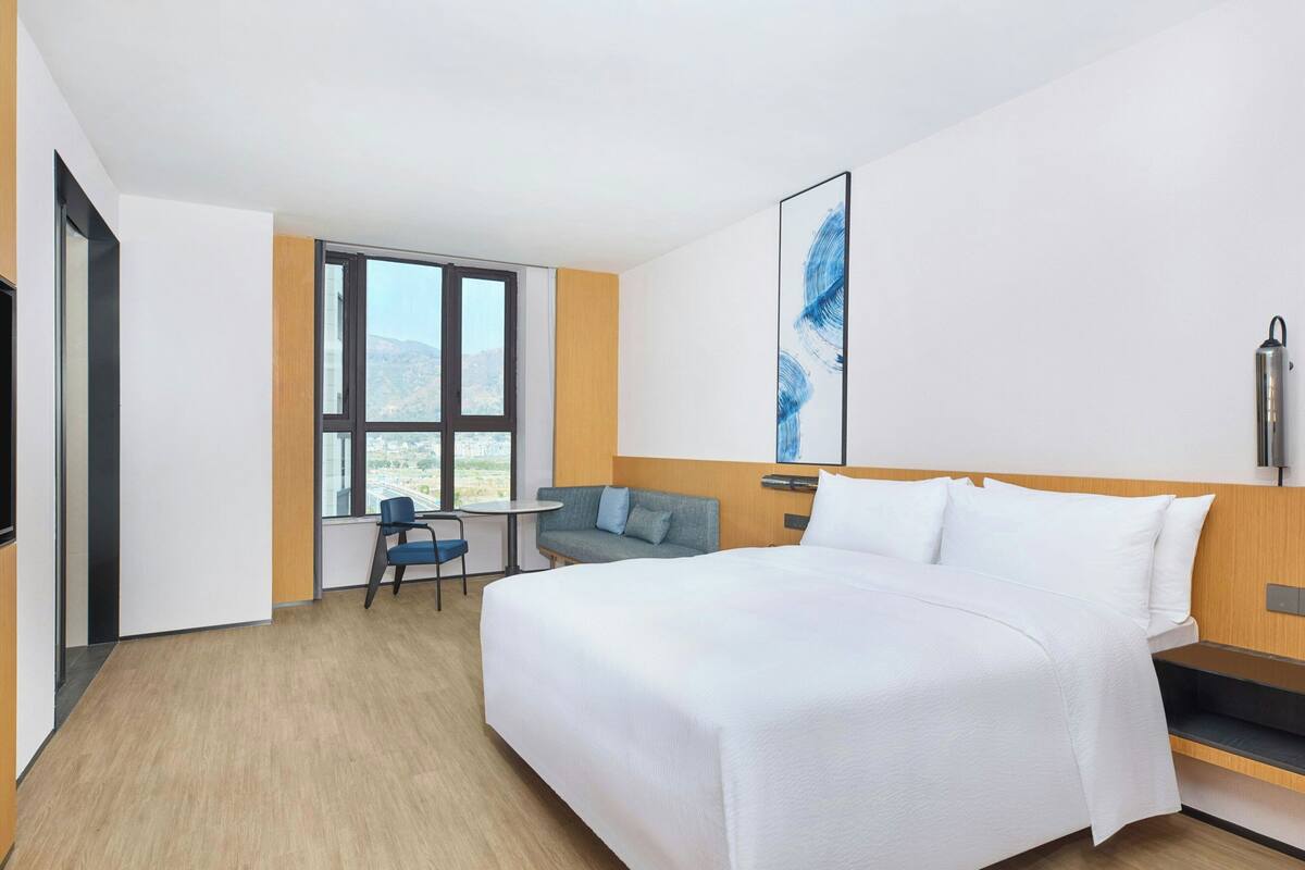 Comfort Room, 1 King Bed, City View, Corner | Down comforters, in-room safe, blackout drapes, WiFi (free)