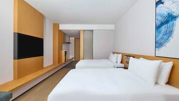 Habitación de hotel con dos camas, un televisor de pantalla plana, paneles de madera y un cuadro abstracto de gran tamaño.