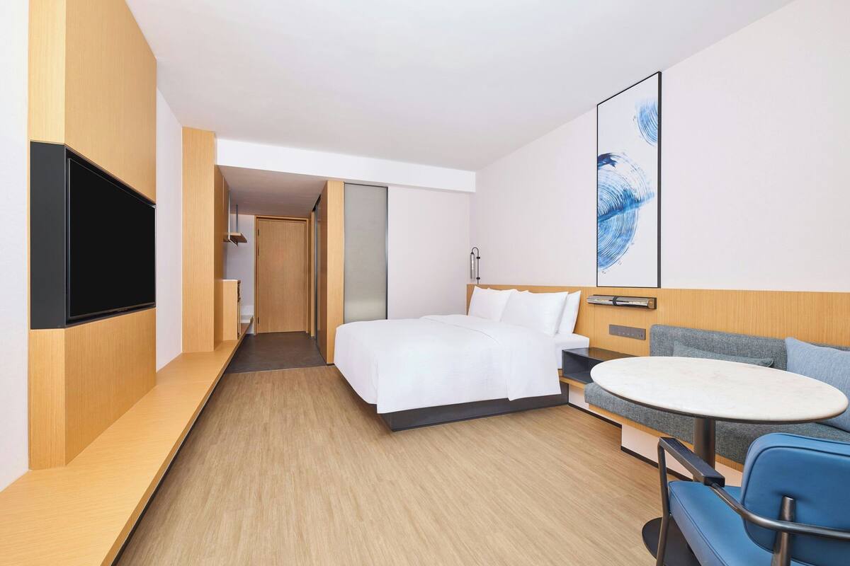 Basic Room, 1 King Bed, Garden View | Down comforters, in-room safe, blackout drapes, WiFi (free)