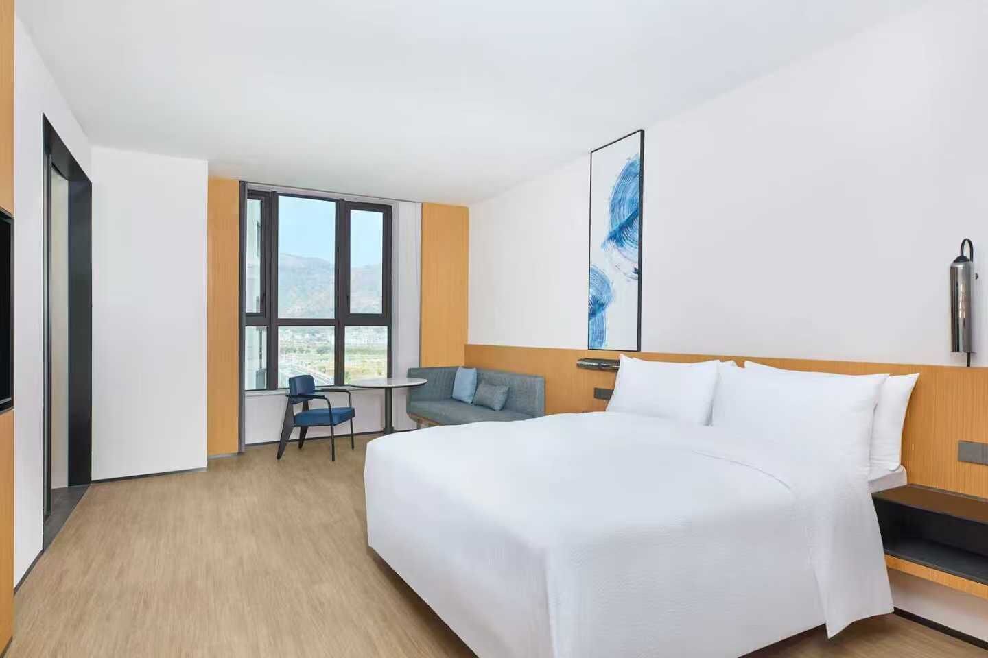 Room, 1 King Bed, City View, Corner | Free WiFi