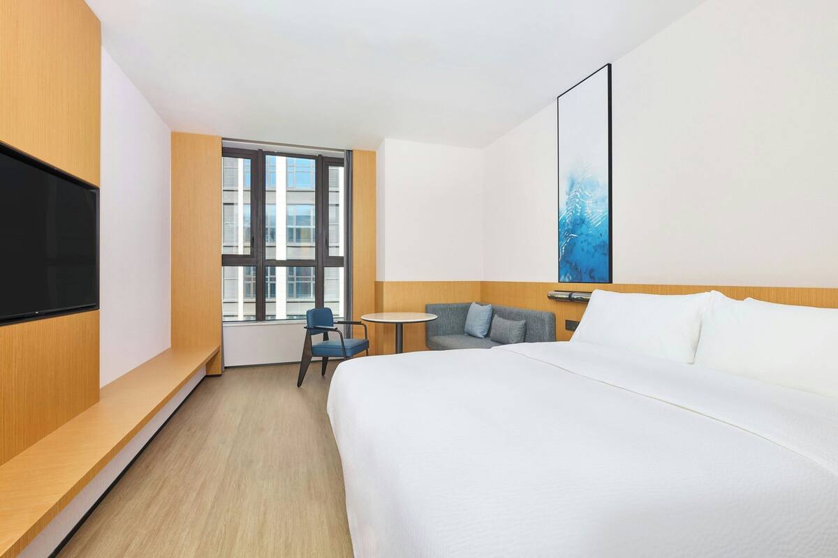 Basic Room, 1 King Bed, City View | Down comforters, in-room safe, blackout drapes, WiFi (free)