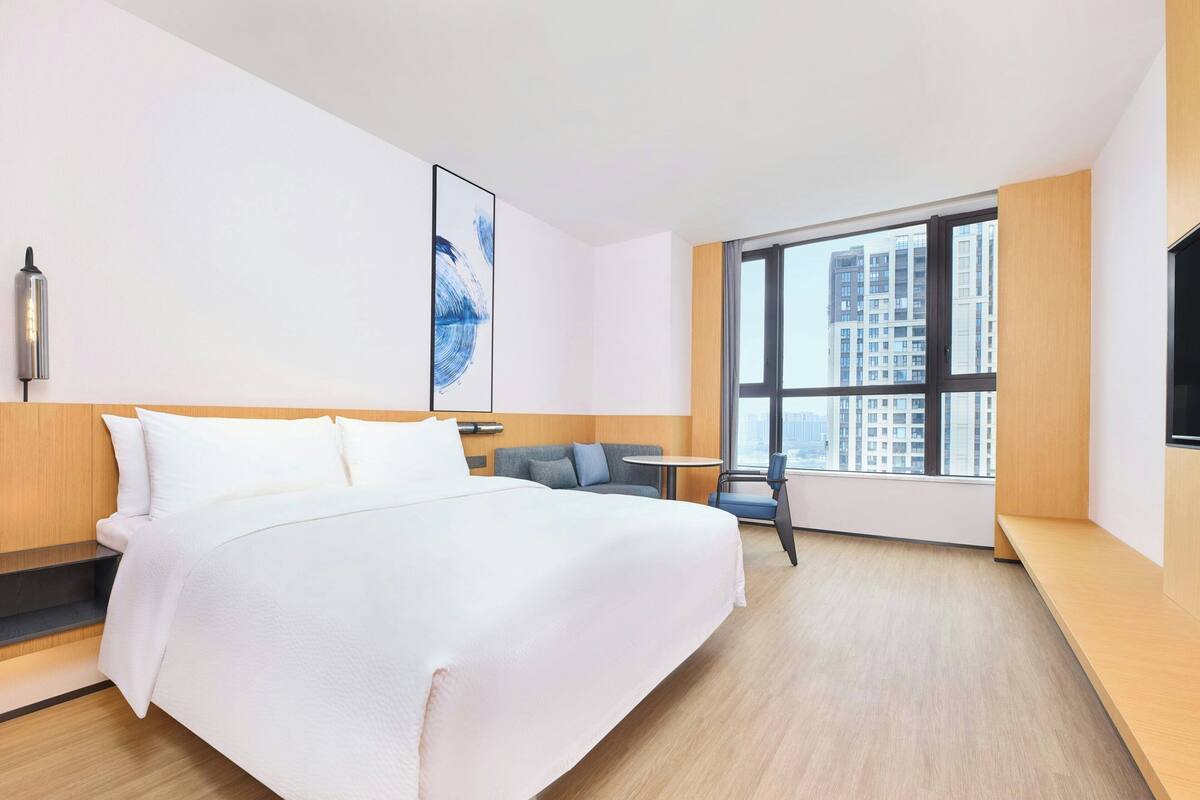 Comfort Room, 1 King Bed, Partial Sea View | Down comforters, in-room safe, blackout drapes, WiFi (free)