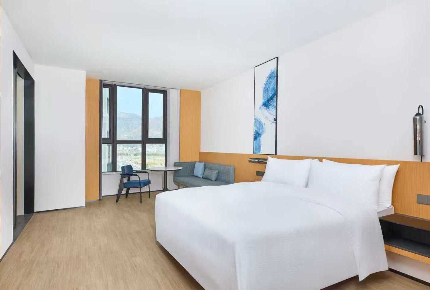 Room, 1 King Bed, City View, Corner | Free WiFi