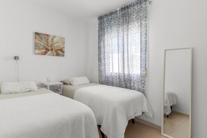 2 chambres, fer et planche à repasser, Wi-Fi, draps fournis